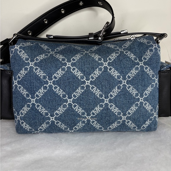 Michael Kors Dakota Medium Pocket Shoulder Bag - Picture 4 of 10